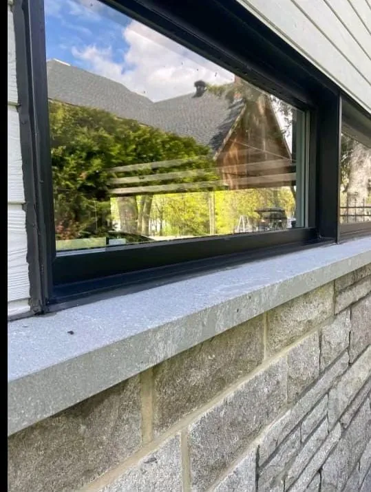 La même vitre transparente et son rebord propre, après le nettoyage